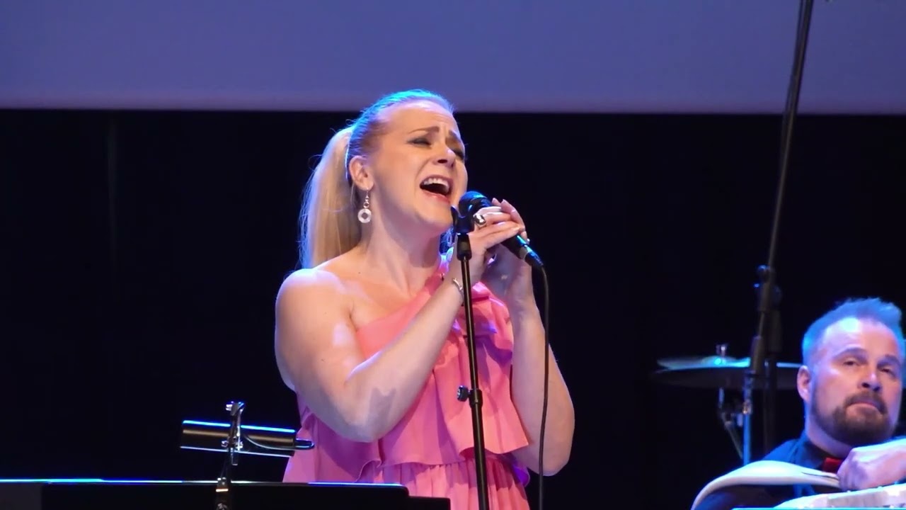 Melodia (säv./san. Jamppa Tuominen), Kati Saarilampi & Viihdeorkesteri Selvät Sävelet