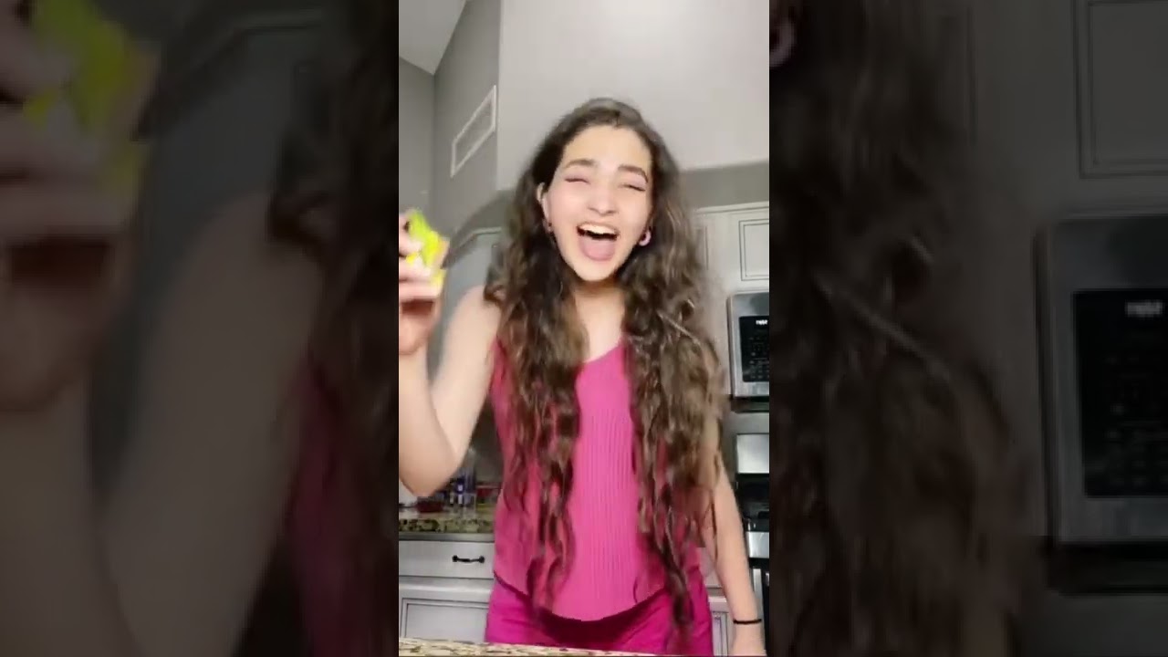 My mom teaches me how to make a SMOOTHIE🫢 #smoothie #shorts #mom