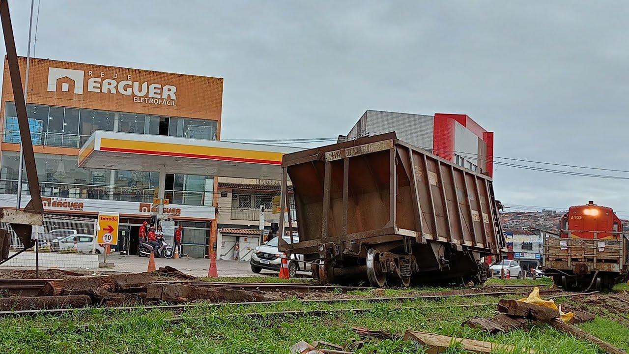 FLAGRANTE!!! TREM DESCARRILA EM CATU BAHIA APÓS PASSAR PELA PASSAGEM DE NÍVEL NO CENTRO DA CIDADE!!!