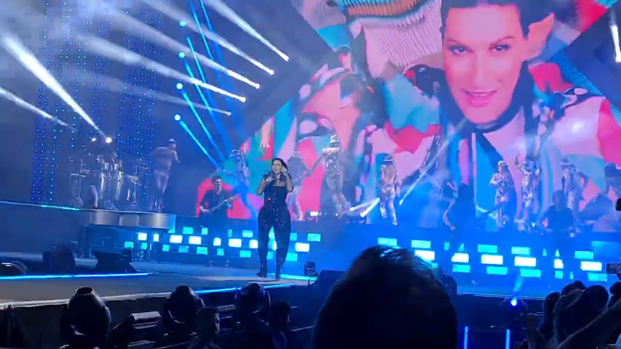 Laura Pausini - Está allá - Plaza España - Sevilla - tour 30 aniversario - Icónica Fest (21/07/23)
