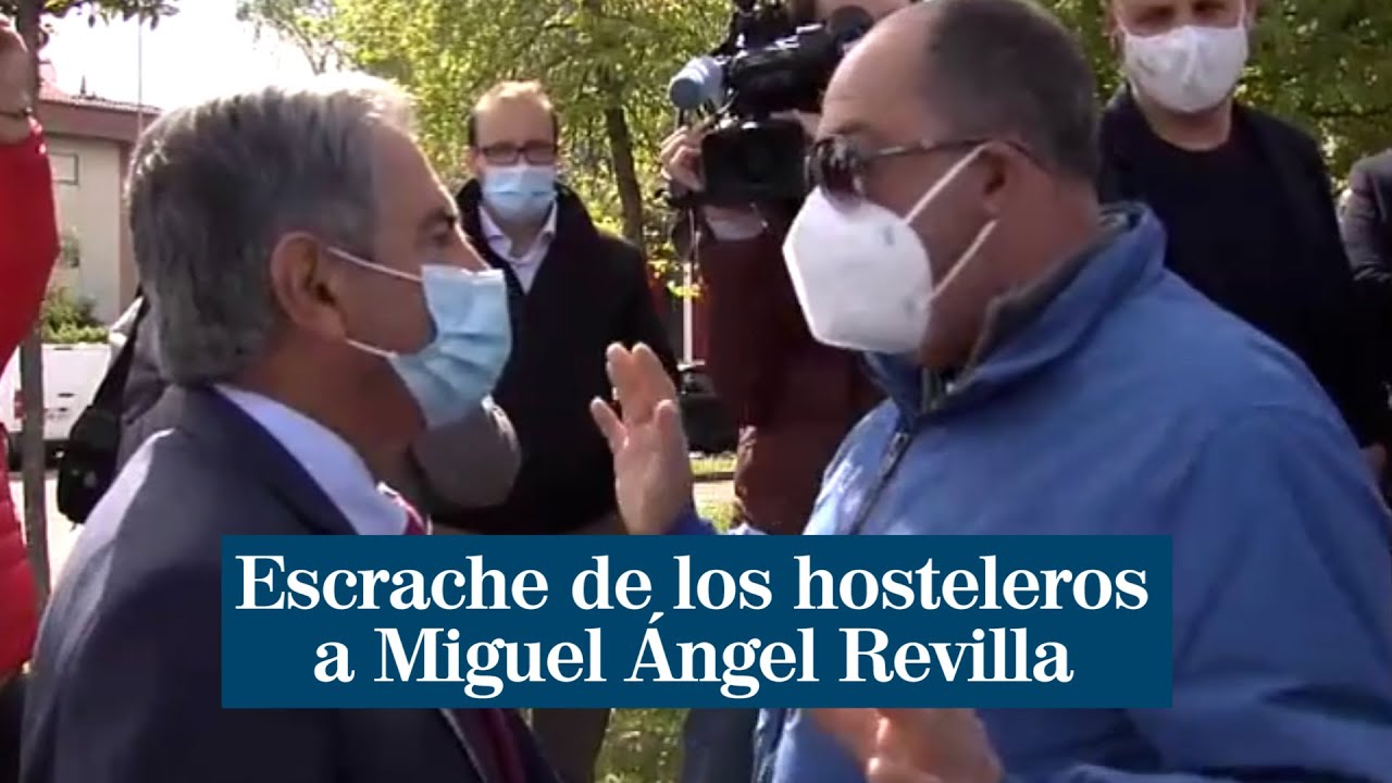 Escrache de los hosteleros a Miguel Ángel Revilla cuando iba a vacunarse