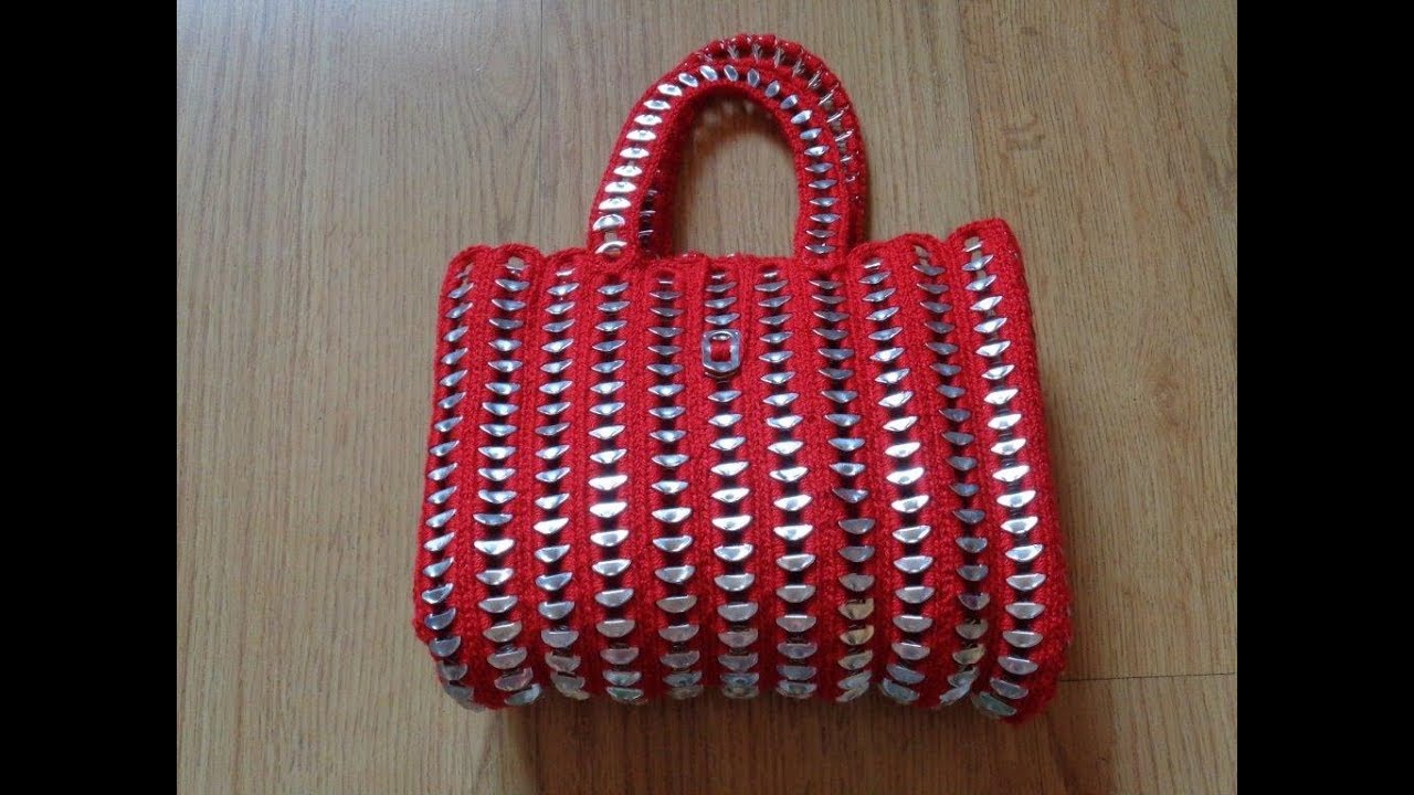 Bolso rojo con anillas de lata