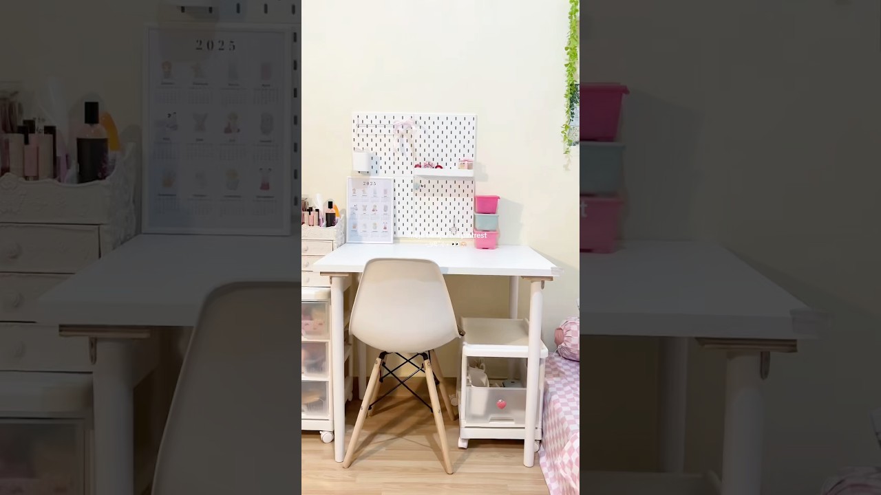 meja belajar ala pintrest👀🫶🏻🫧 #kamaraesthetic #desksetup #mejabelajar #roomdecor