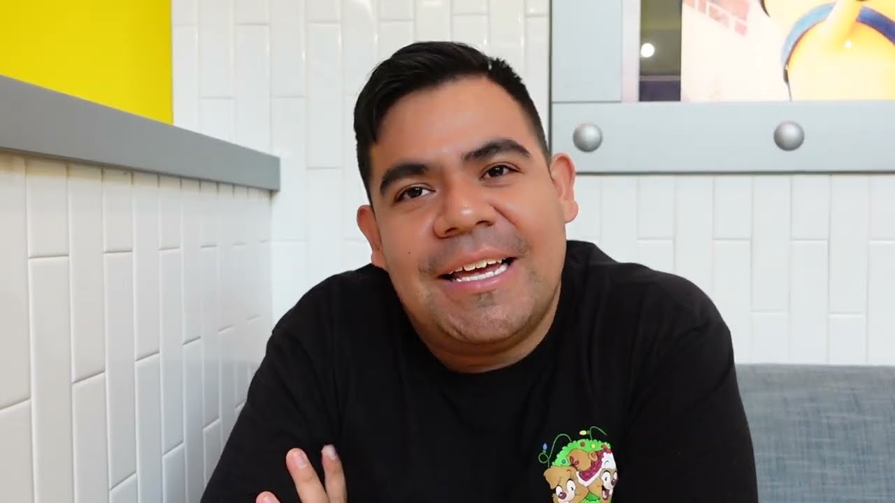 Vlog: Holiday Time at Universal! Earl's March of the Nutcrackers and Tribute Store Walk Through!