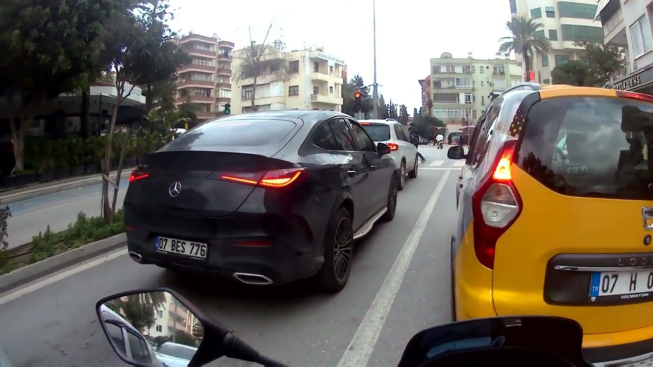 Alanya sokakta motorsiklet sürmek.