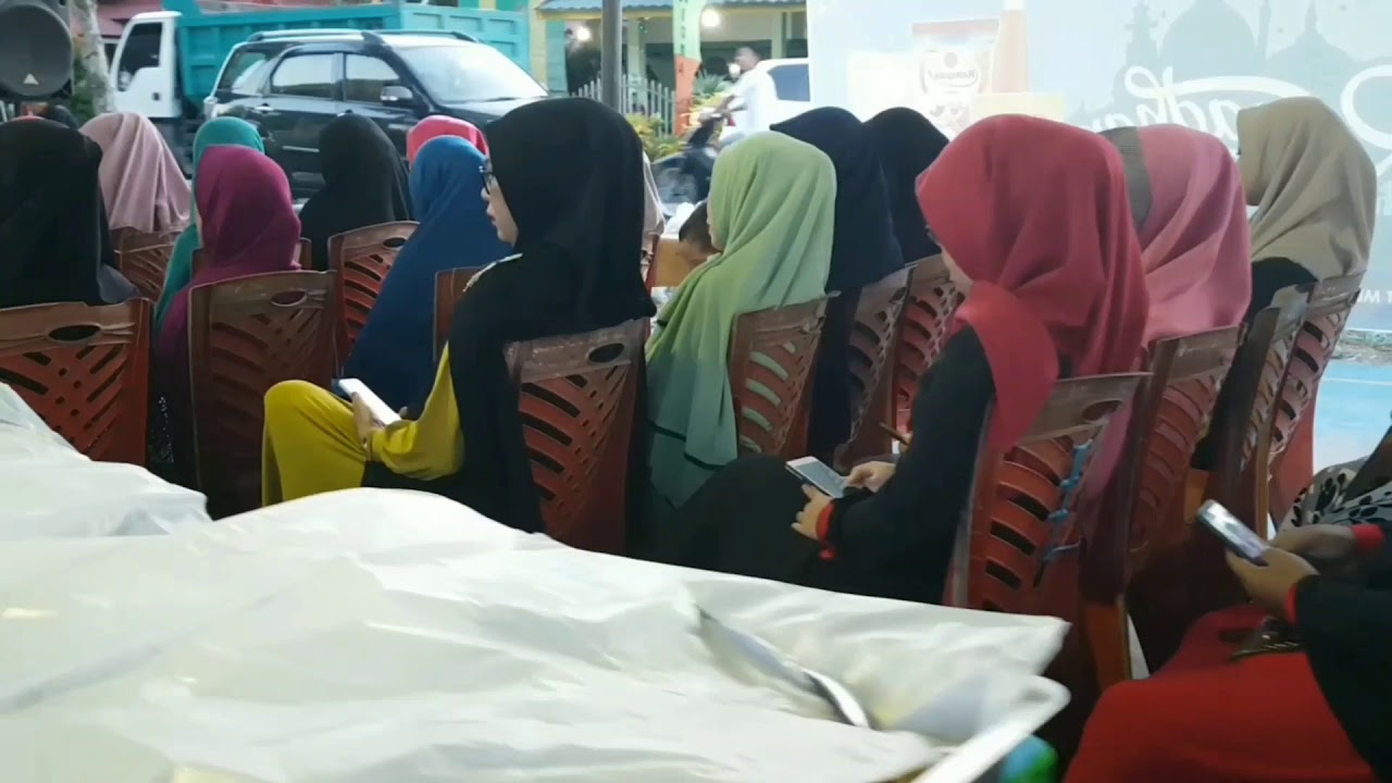 Ustadz Dullah saat tauziah sebelum berbuka puasa di Desa Lara Baebunta Selatan