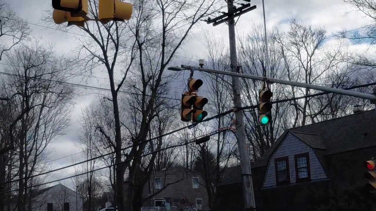 LFE Doghouse & Chapel Hill Traffic Signals in Strong Winds (Lincoln Street & Bradley Woods Drive)