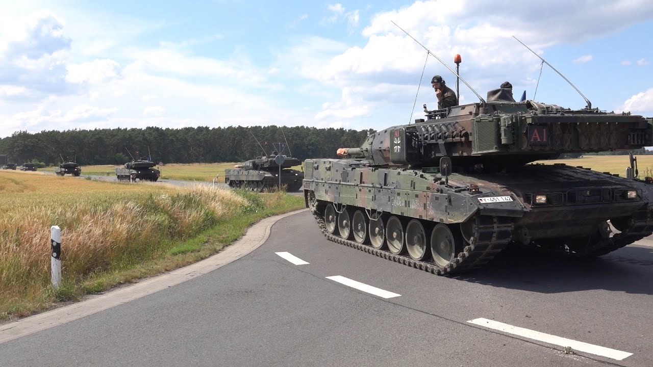 Leopard 2 Kolonne vom PzBtl 104 rollt zur Bahnverladung