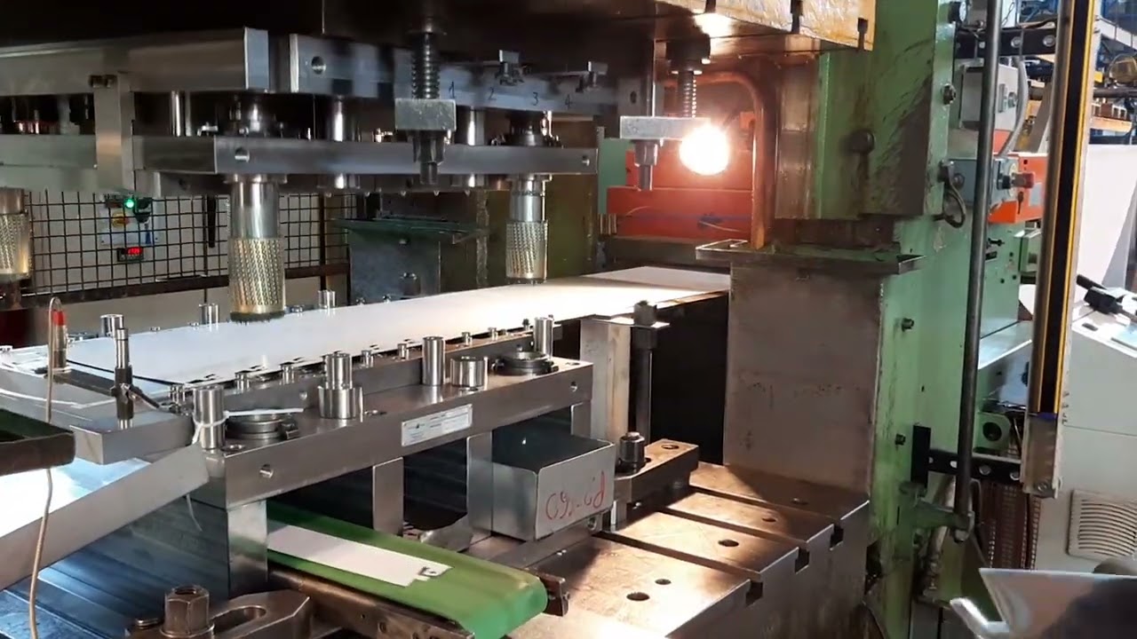 Tranciatura a passo particolari in AISI304 BA con protezione PVC