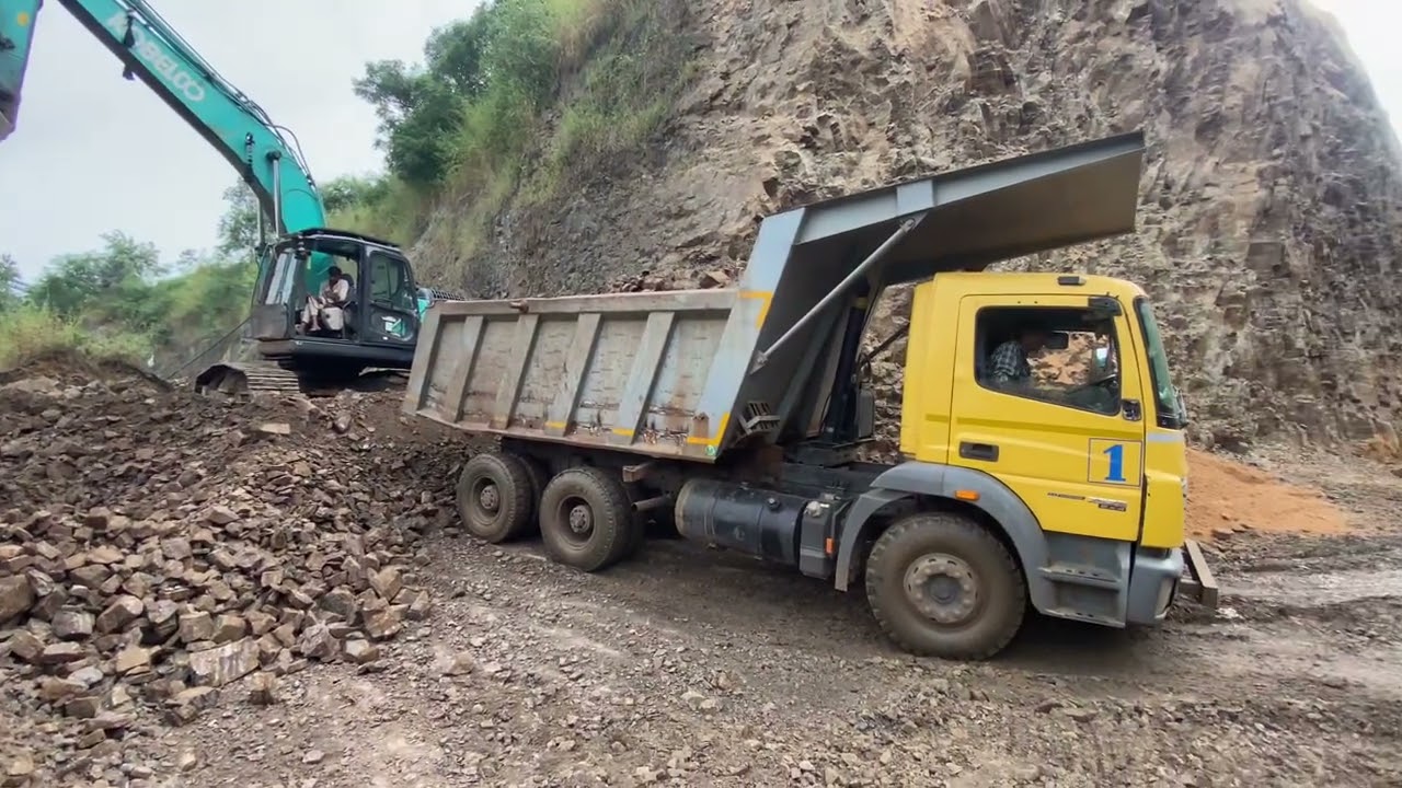 rent digging and loading equipment | Kobelco excavator digging | JCB works 3dx
