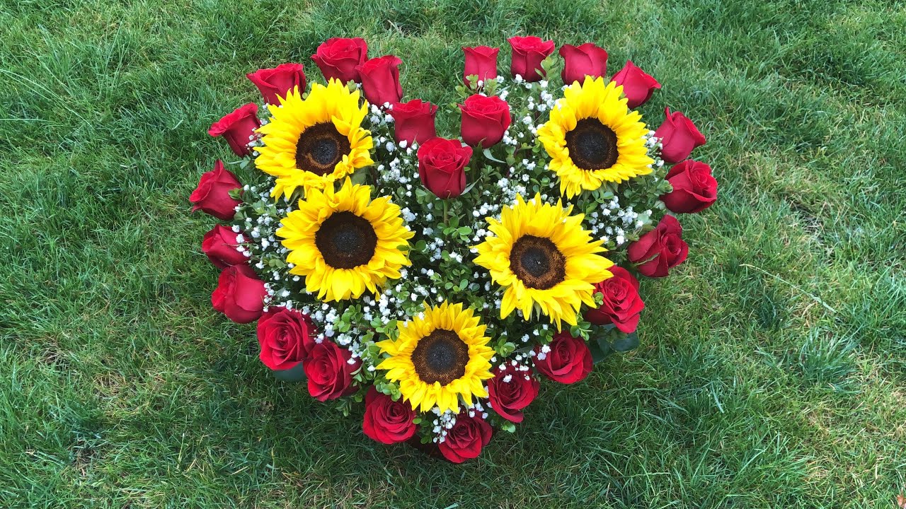 Corazón de rosas y girasoles #corazondeflores