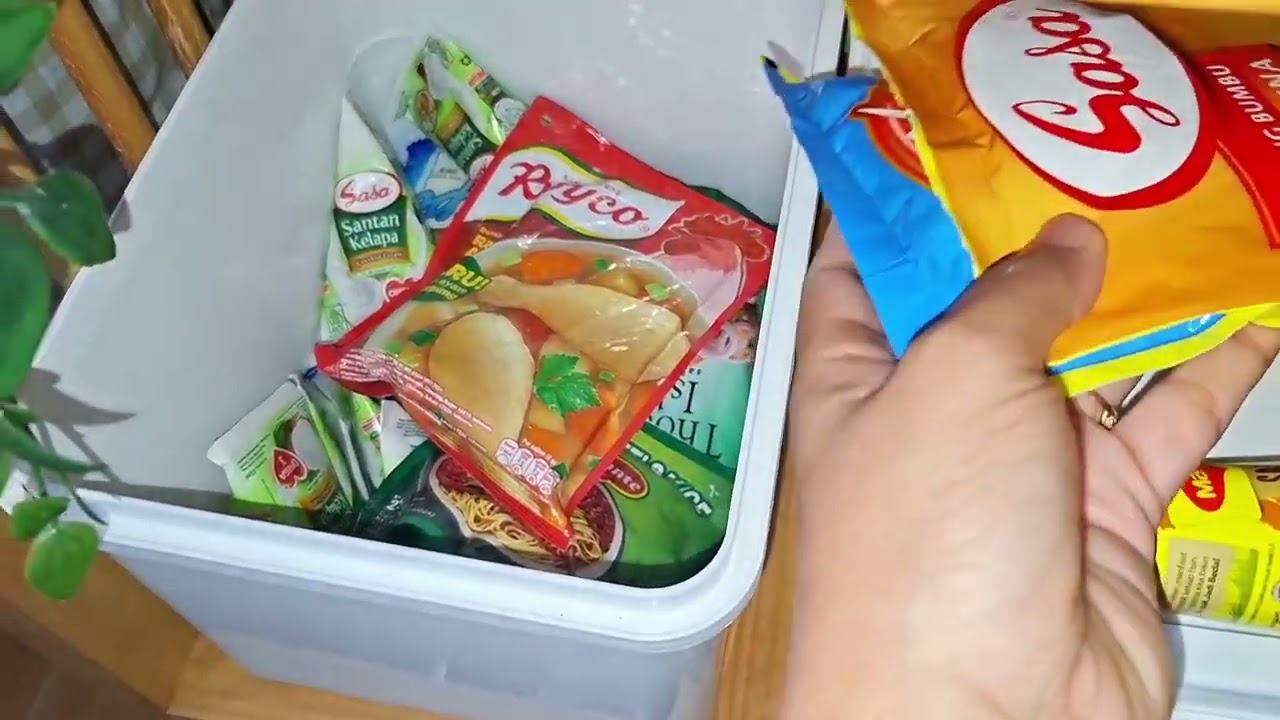 aktivitas ibu rumah tangga menjelang Lebaran | menata ulang perabot dapur - refill persabunan