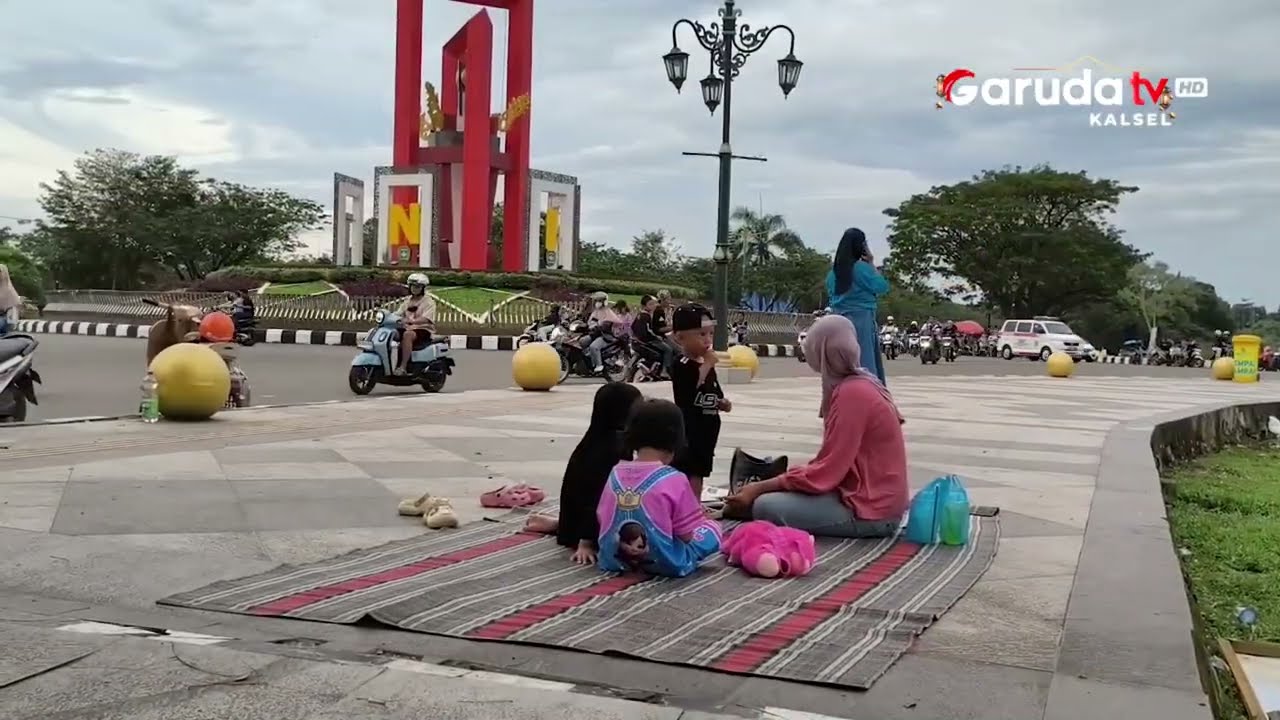 WARGA TAPIN ASYIK BERBUKA PUASA DI TROTOAR