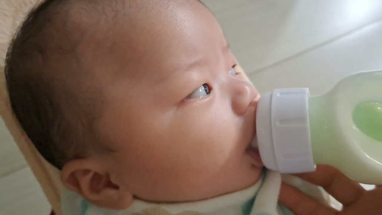 Bé uống sữa