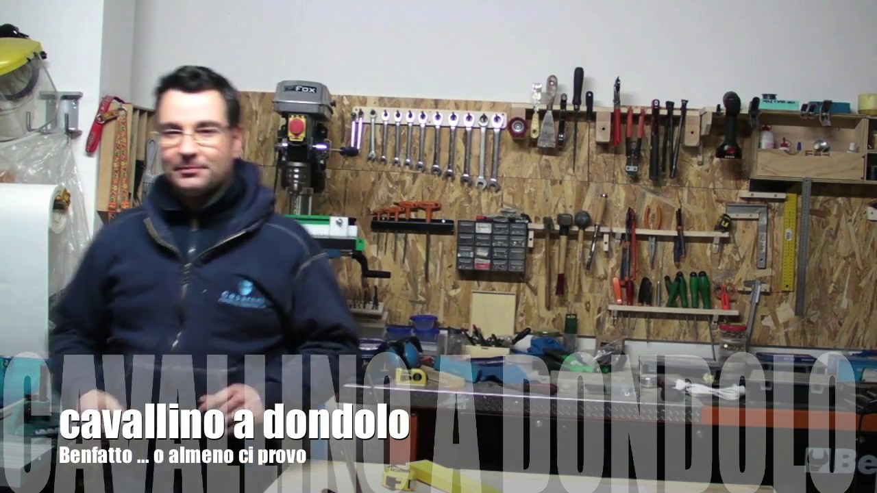cavallino a dondolo in legno