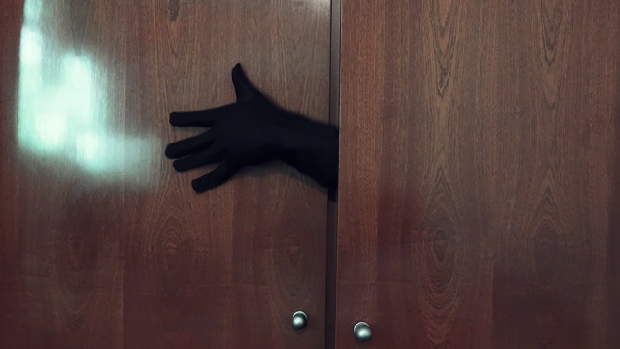HAY ALGO DENTRO DE MI ARMARIO
