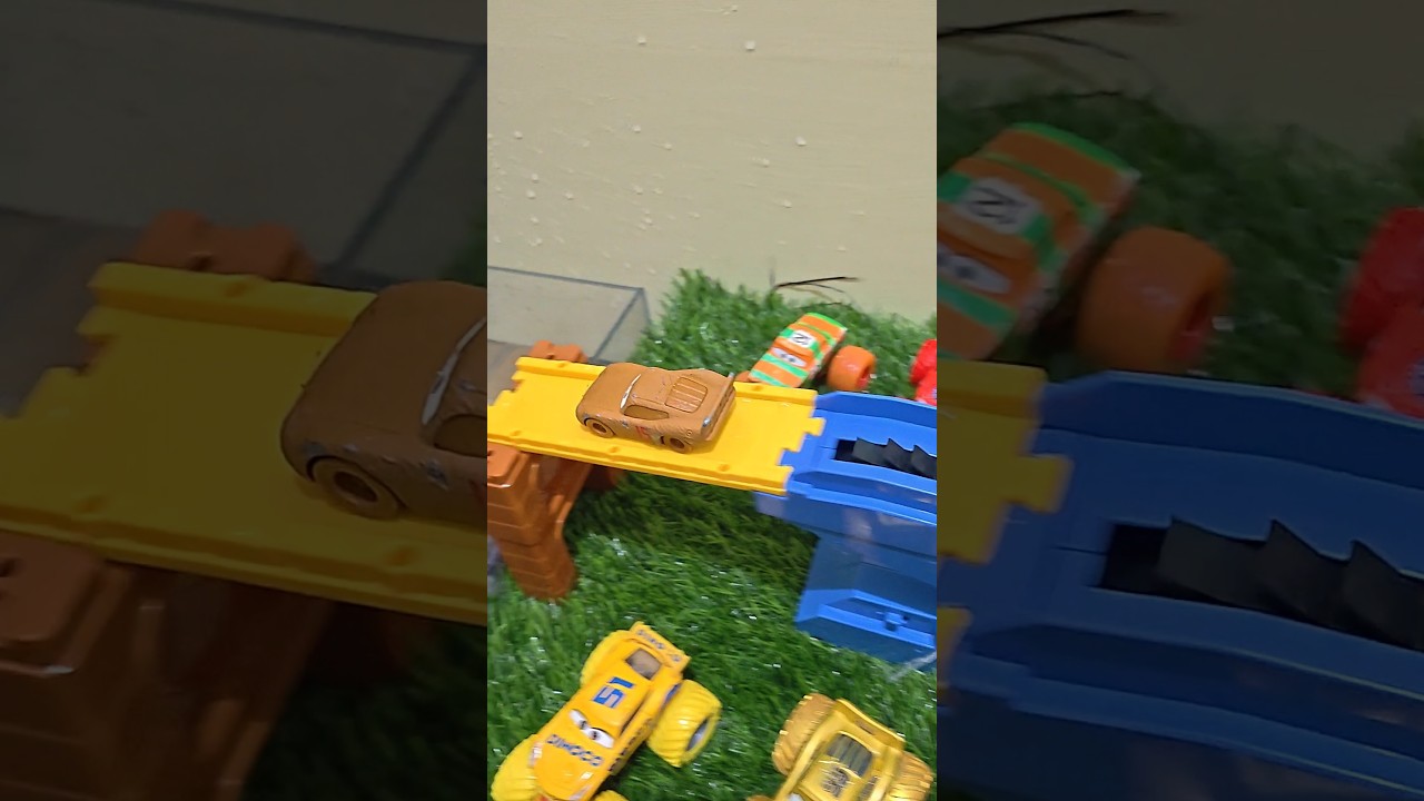 Disney Cars☆Hmm jumps into the water♪