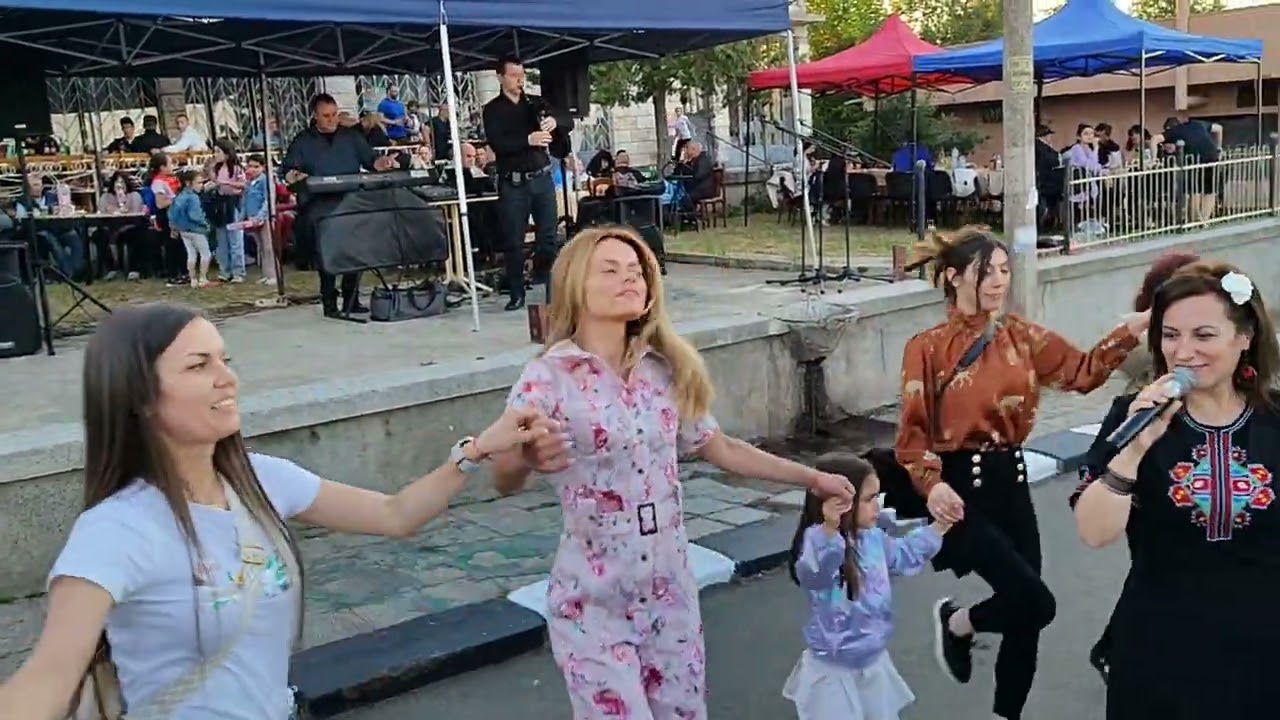 Манда майка си тихом думаше и китка песни -  (Дайчово хоро)