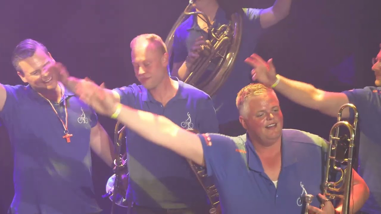 20 jaar Dweilorkest de  Feintsjes Set 1  Neushoorn Leeuwarden 18 April 2025