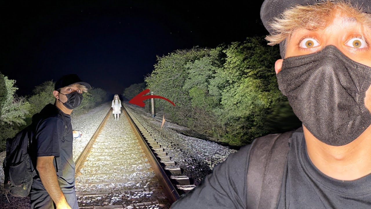 Apareció una NIÑA FANTASMA en las vías del tren (grabado a las 12 AM) 😱