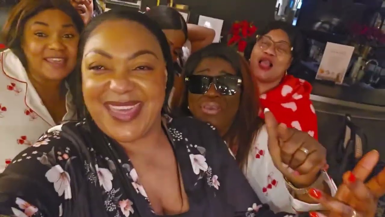 Maman Nitu Et La Famille Du Coeur Fête La Saint Velentin À L'hotel Amour A Gogo