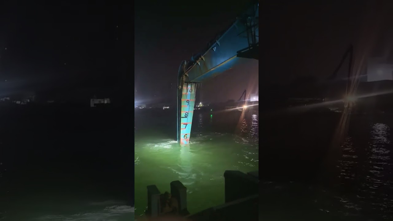 The bucket dredger is working even at night.#dredger #bucketdredger #dredgepump #dredgerpipe