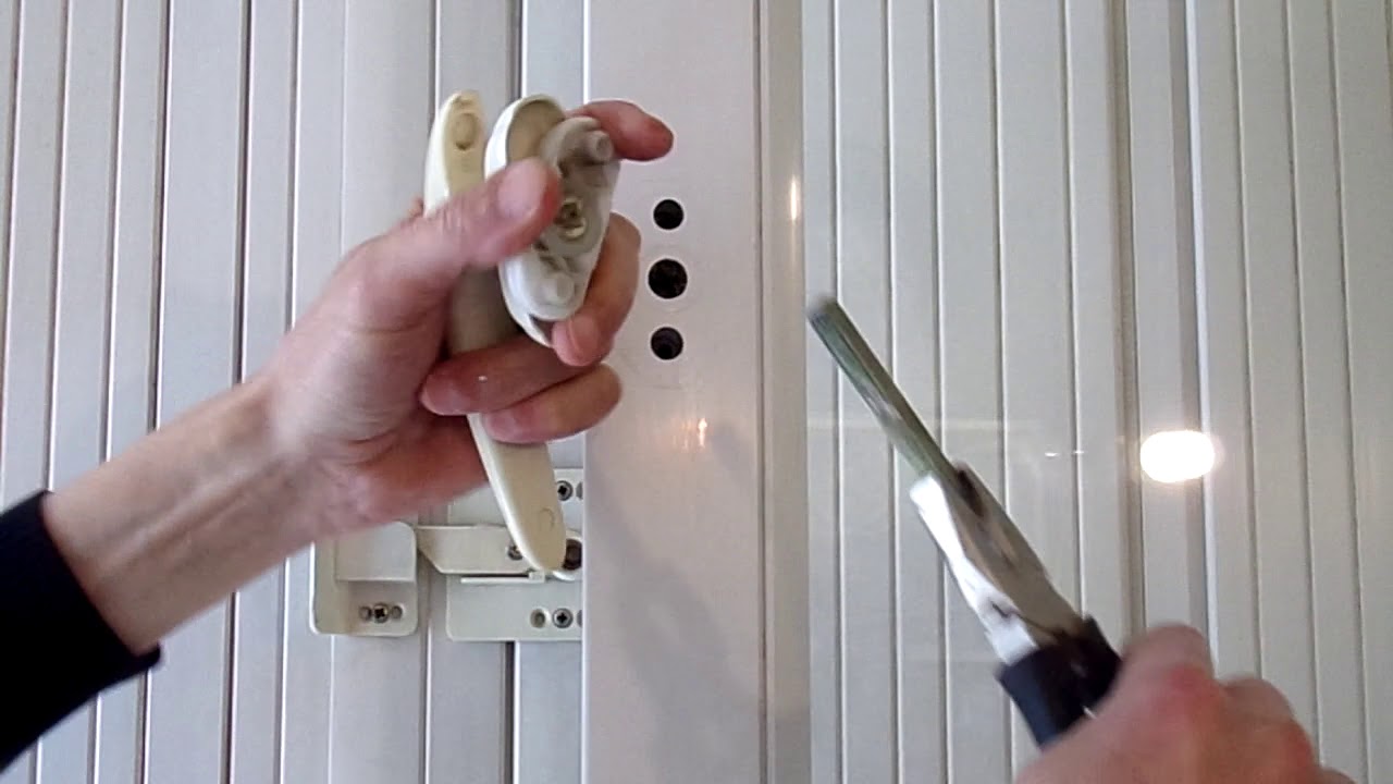comment changer la poign&eacute;e d'une fen&ecirc;tre PVC ( en 5 minutes)