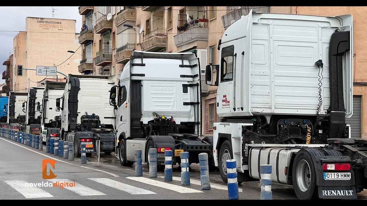 La huelga de transportistas colapsa la entrada a Novelda y sus principales avenidas