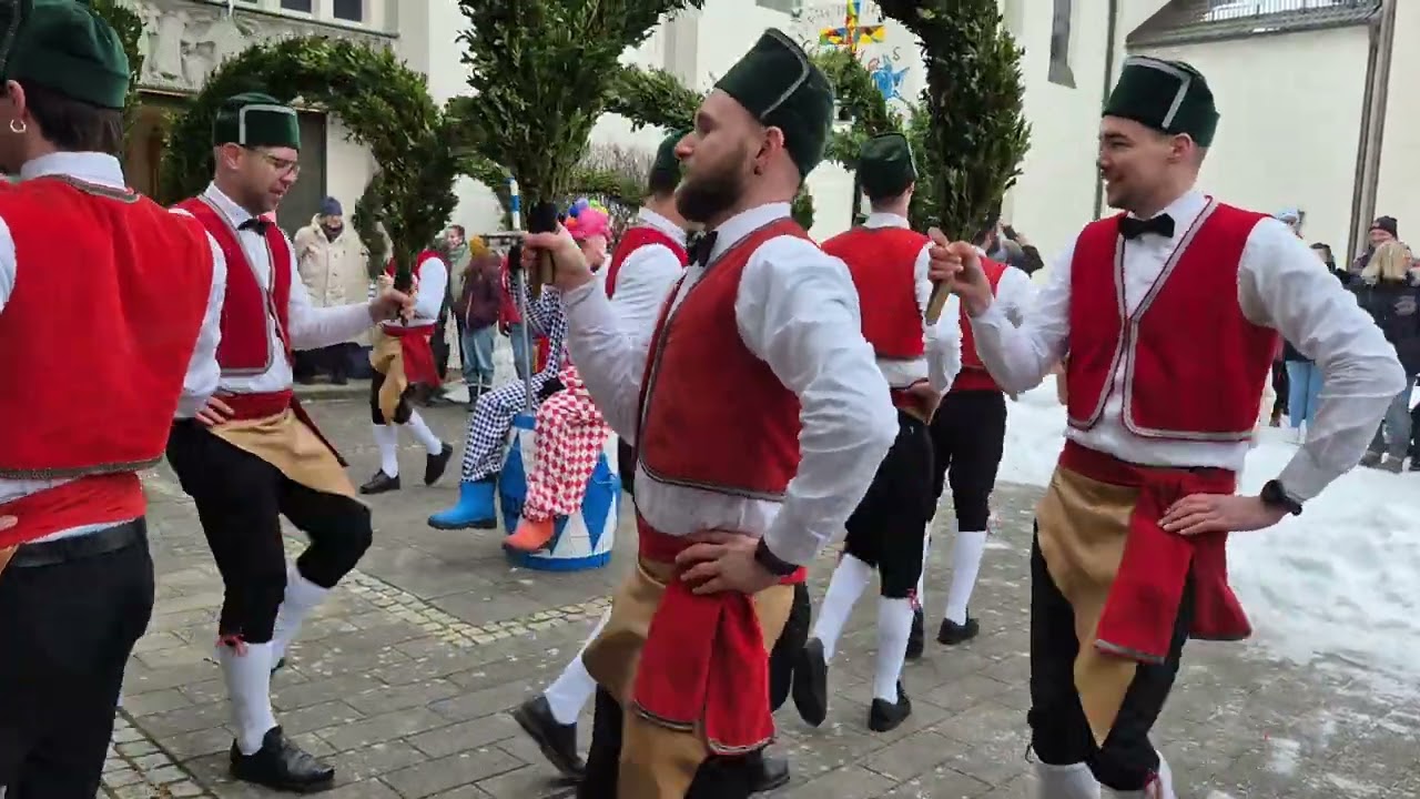 Schäfflertanz vor der evangelischen Christuskirche in Wasserburg
