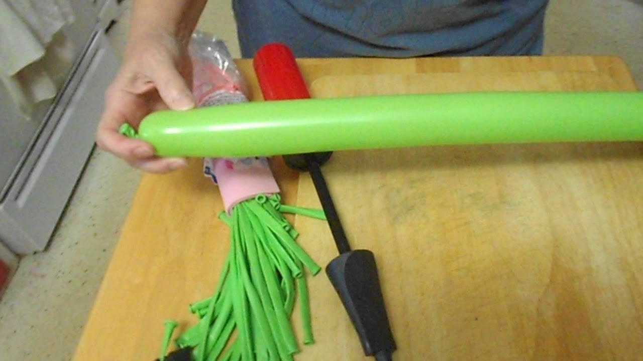 Clown Club how to pump and tie a balloon