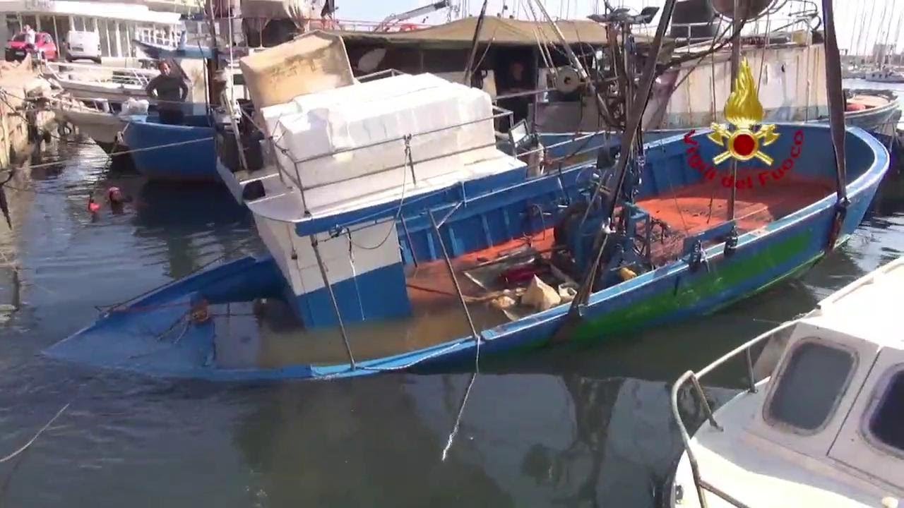Palermo, peschereccio affondato alla Cala: le immagini del recupero