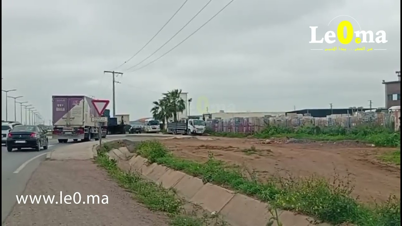 مستودعات الرخام العشوائية جماعة اولاد عزوز اصبحت تسيطر على طريق الجديدة والسلطات تؤمن لهم الطريق