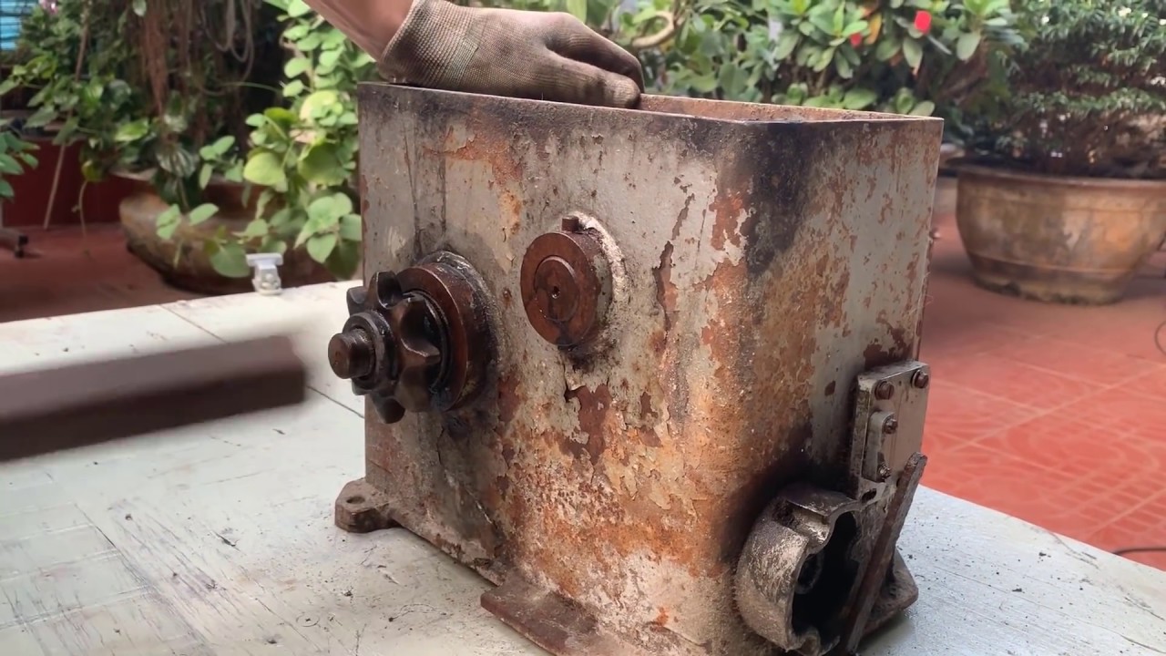 Restoration old rusty gearbox in trunk car | Restore transmiss gear box