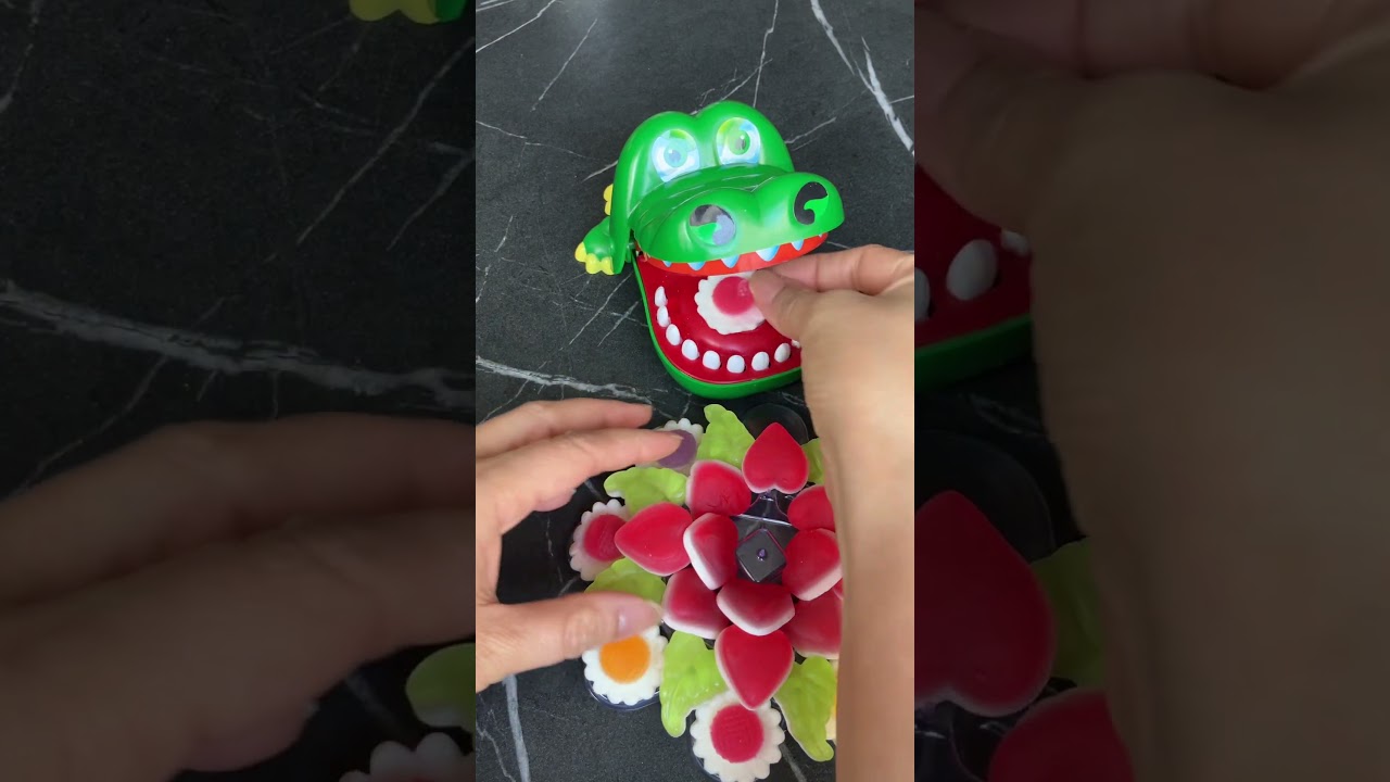Crocodile love red flower jelly candy #shorts