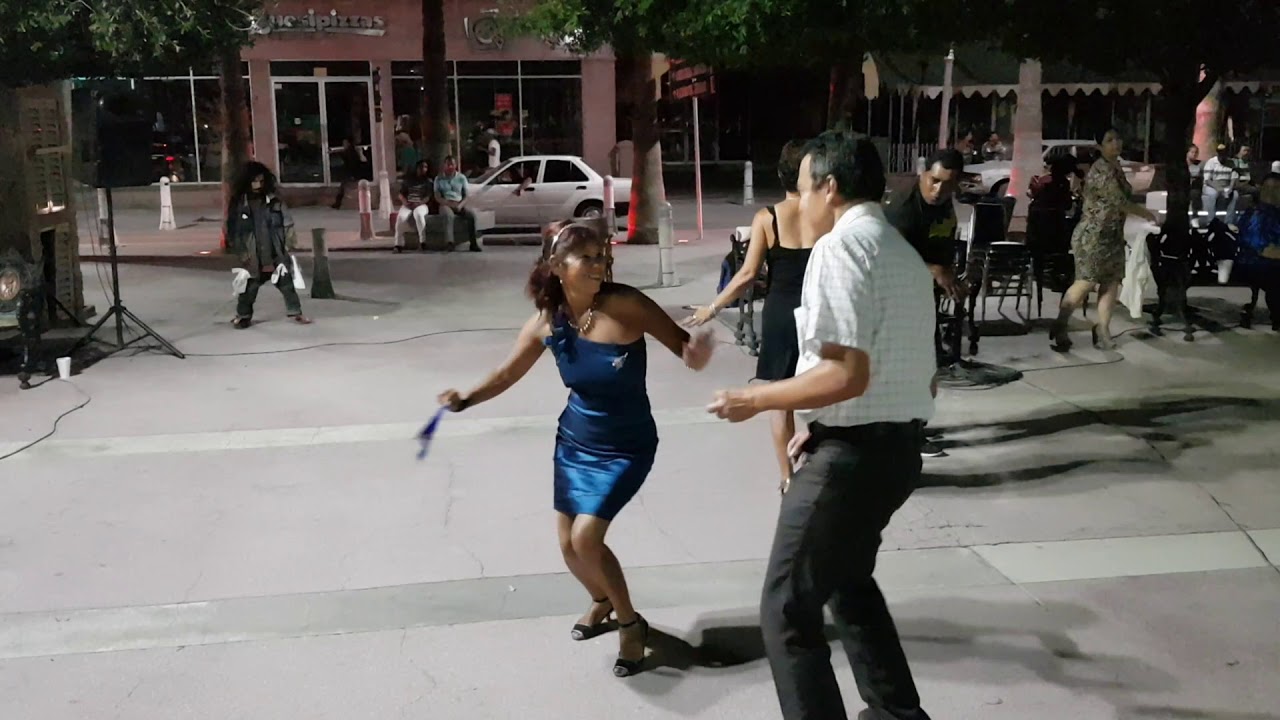 ANGELES SAUCEDO   (Cumbia Sobre El Rio, Celso Piña) PLAZA DE ARMAS DE TORREÓN, COAHUILA.