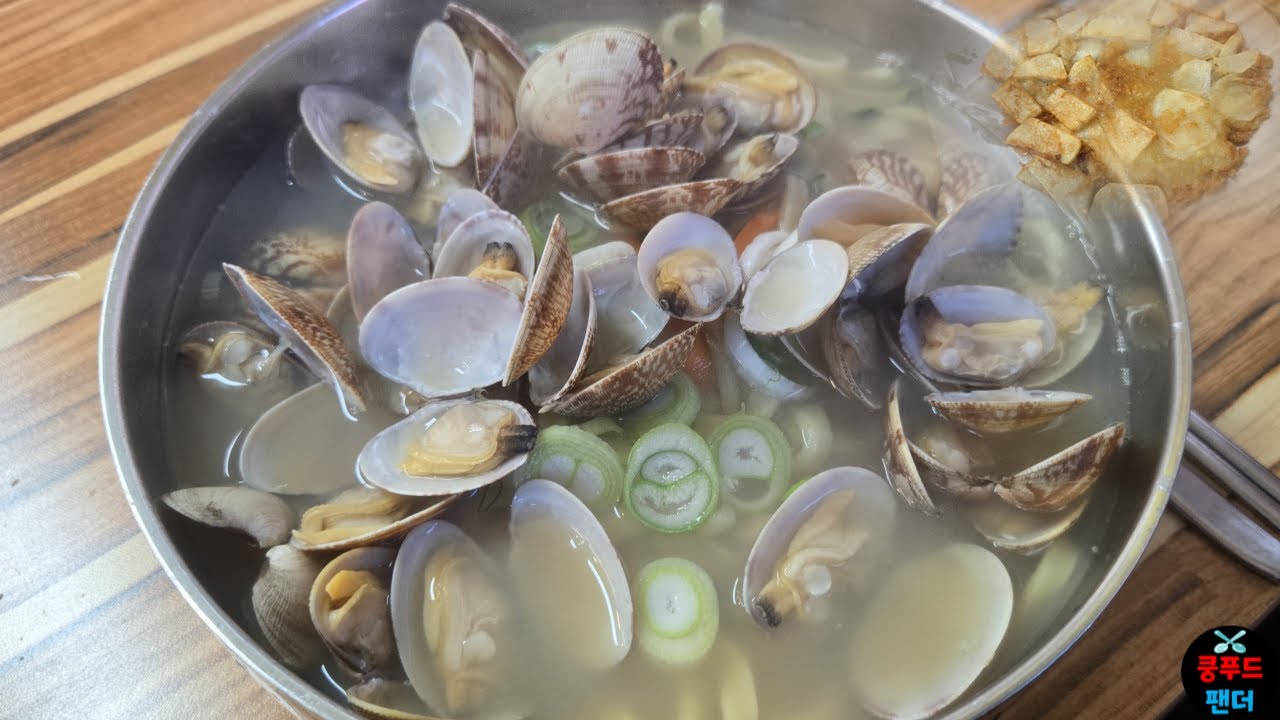 부평에서 유명한 옛날수제비 세번째식당 모자옛날칼국수!!! 감자전 완전 맛도리~ | Clam kalguksu and potato pancake | MUKBANG