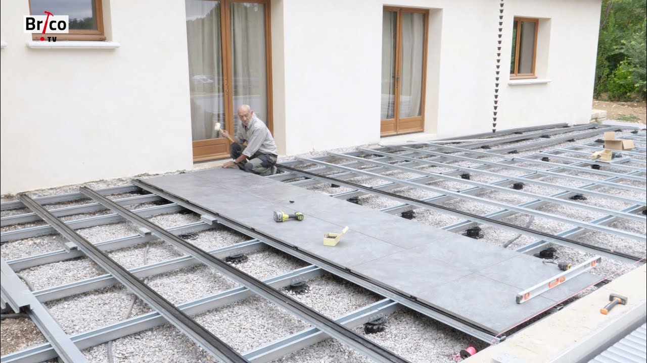 Réalisation d'une piscine - 9é épisode :  Créer la terrasse en carrelage - Tuto avec Robert