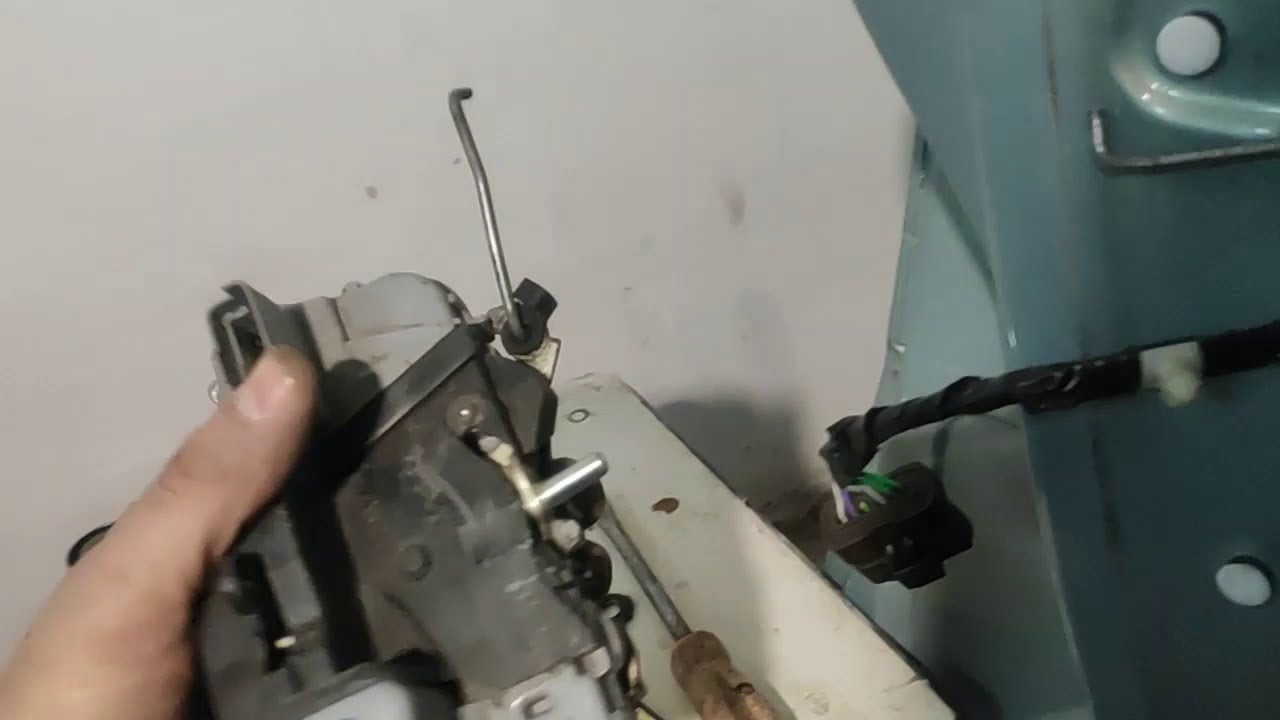 Ксара Пикассо.  Снимаем  замок водительской двери.