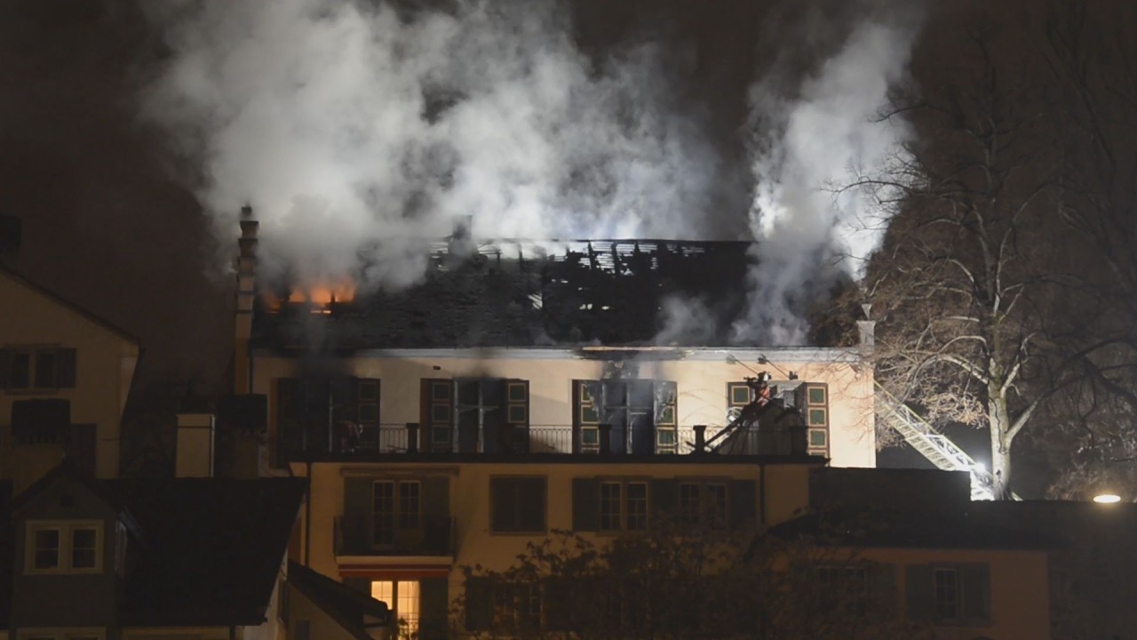 Zürich ZH: Feuer zerstört historisches Gebäude