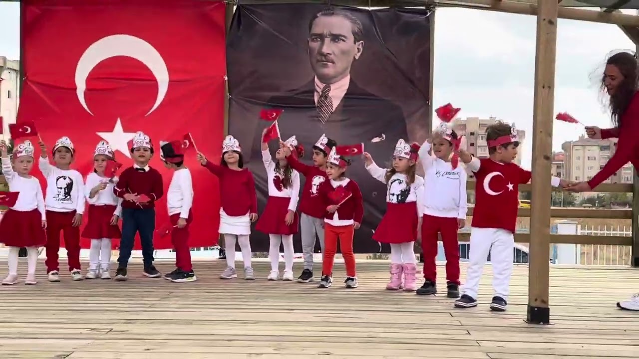 Cumhuriyet güneş gibi ışık gibi Mutlulukla gururla salla bayrağı 29 Ekim 100.Yıl