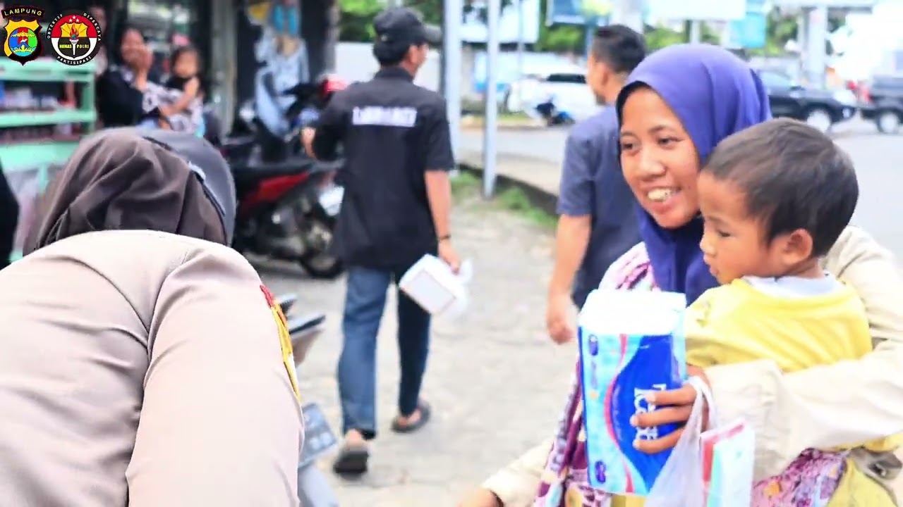 POLWAN POLDA LAMPUNG BAGIKAN RATUSAN PAKET TAKJIL KEPADA MASYARAKAT UMUM