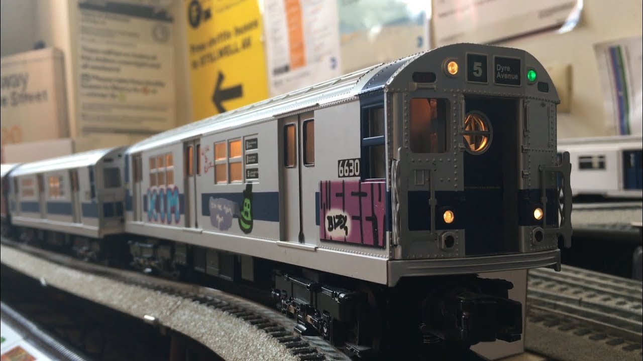 MTH Subway: MTA Graffiti R17 (5) Train Leading 4-car Train Of Many Colors