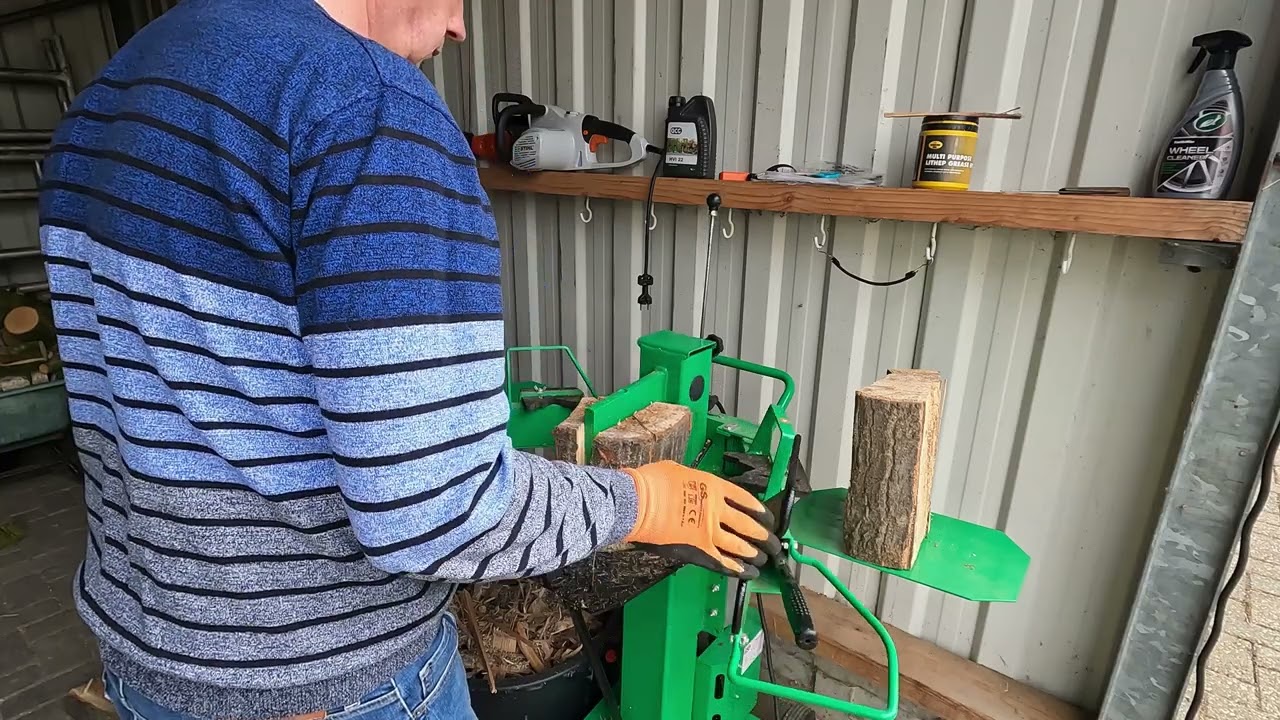 Hout kloven met een kloofmachine