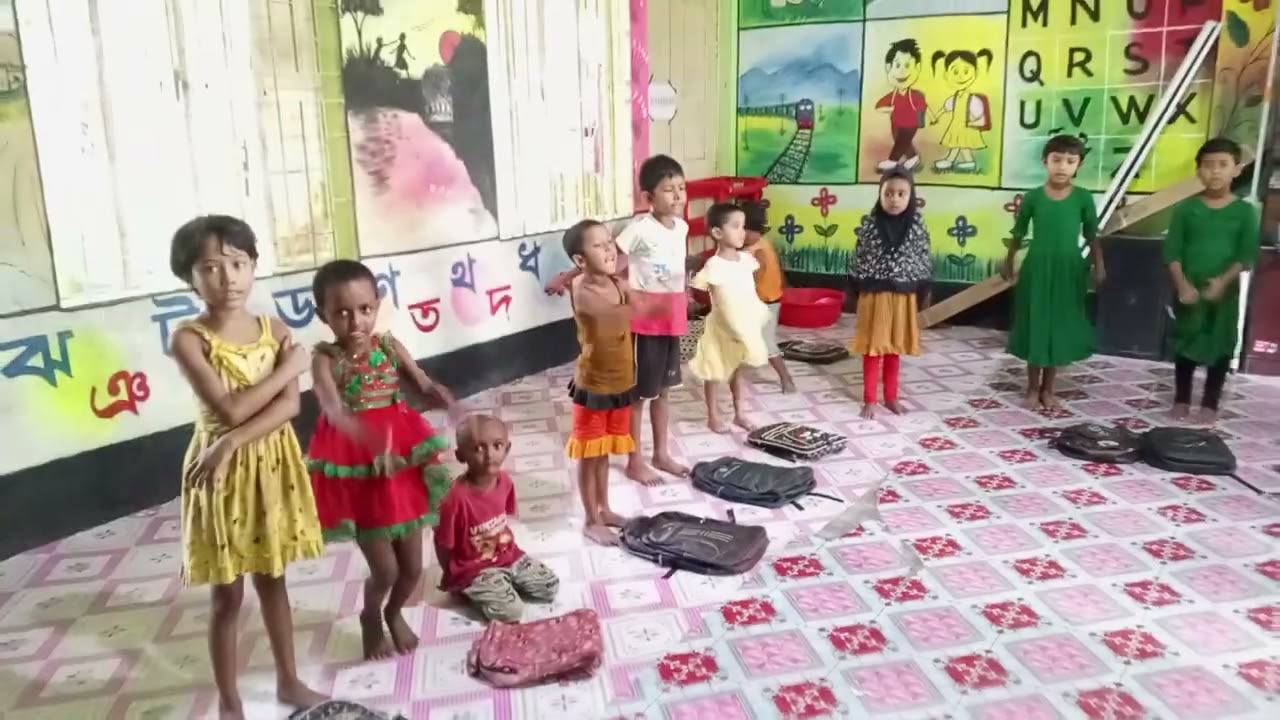 প্রাক প্রাথমিক শিক্ষার্থীদের গান।