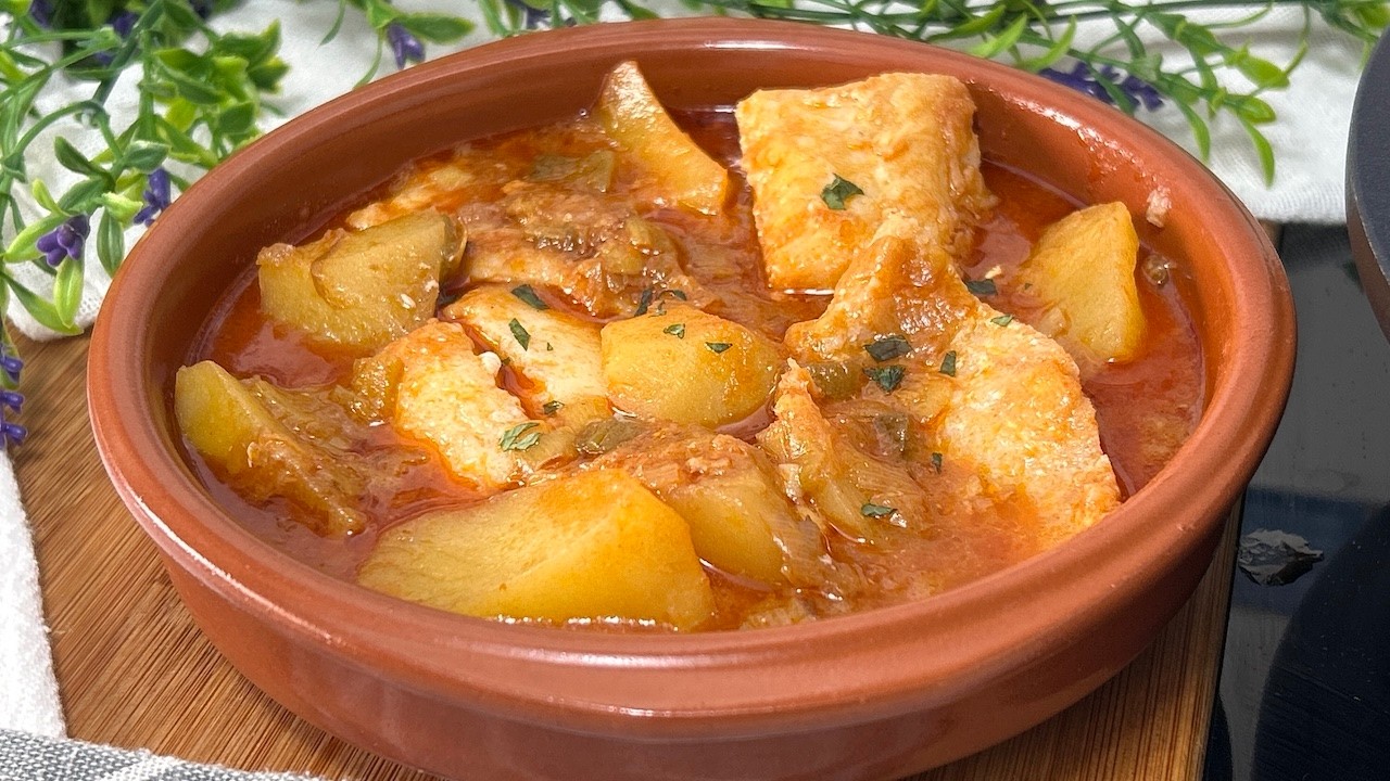 PATATAS CON BACALAO 🌟 El guiso tradicional con todo el sabor
