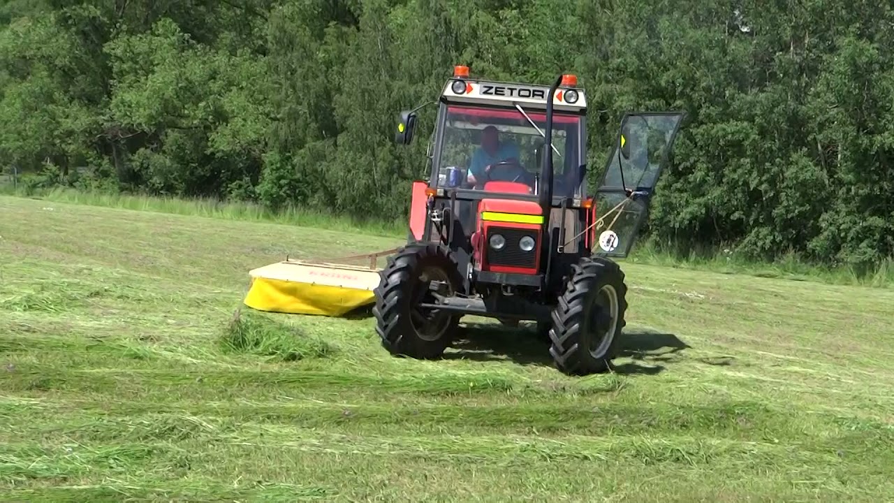 Traktor Zetor sekání trávy - Zetor tractor mowing the grass