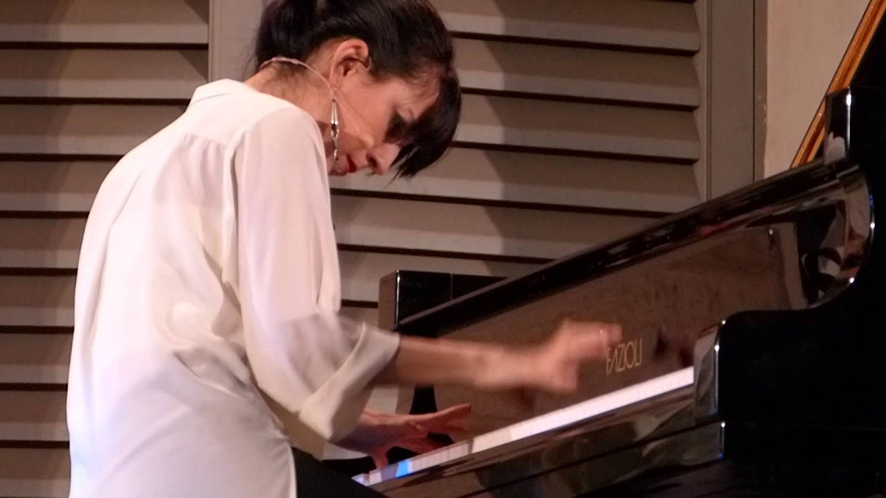 Ayse Deniz Gokcin palying 
