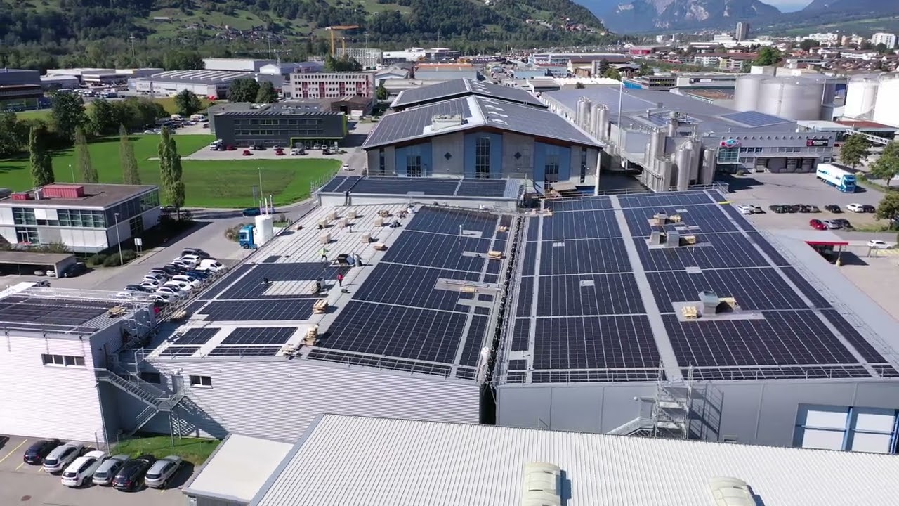 Neues Sonnenkraftwerk: Hilcona setzt auch beim Standort in Landquart auf Sonnenenergie