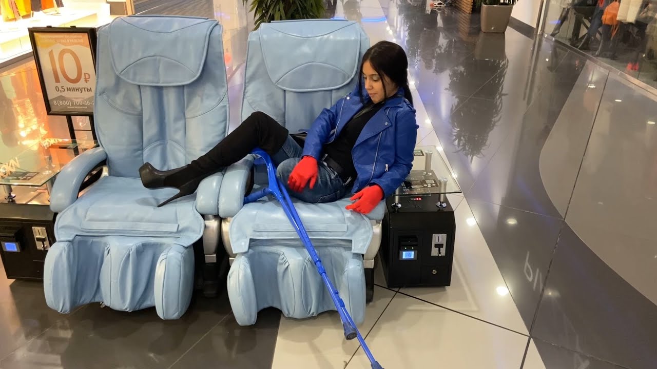 Amputee crutching in Mall (liaamputee.com)