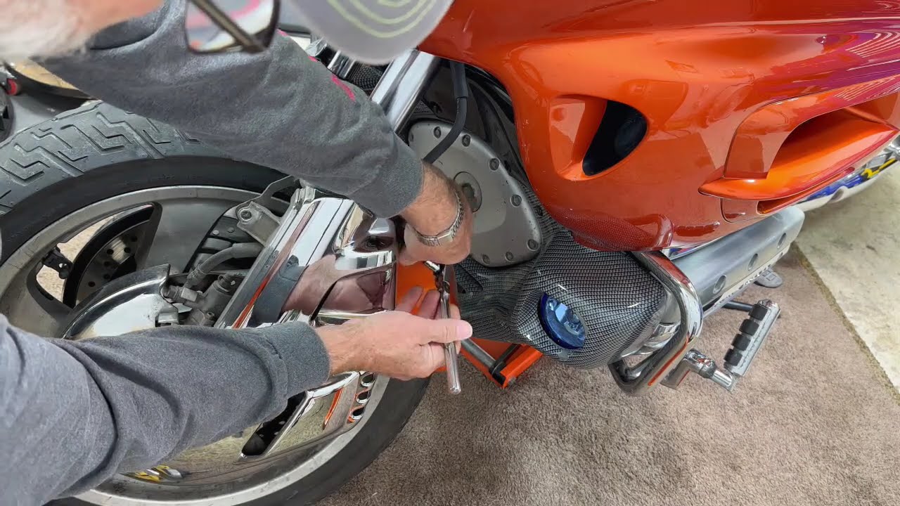 Removing and reinstalling the front wheel on the 2002 Honda GL1800 Goldwing #motorcycle #honda